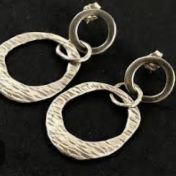 Silpada Vintage Sterling Silver Oxidized Textured Interlocking Circles Earrings - Picture 2 of 9